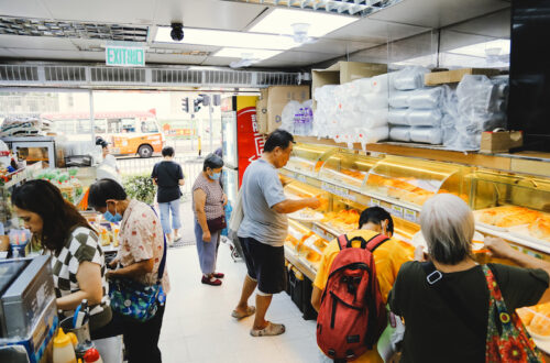 麵包店內，顧客都是街坊居民，蘆葦堅持不賣貴價麵包。