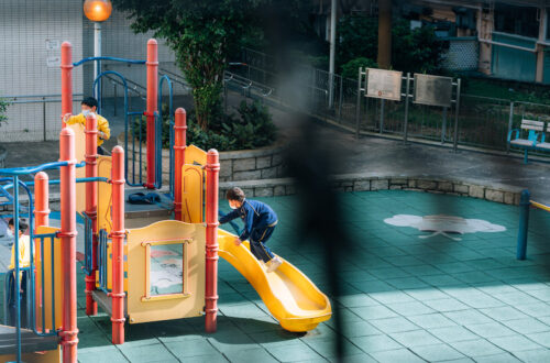 黃慧珊喜歡望向百靈樓樓下的遊樂場，看着孩子玩耍，遊樂設施也翻新了數遍。